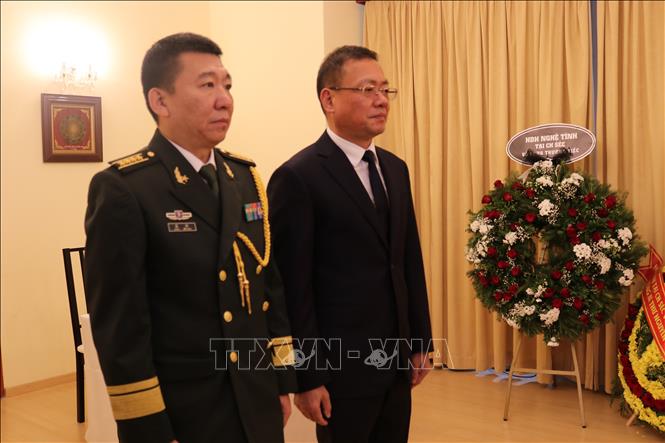 Đại sứ Trung Quốc Feng biao và Tùy viên quân sự Trung Quốc tại CH Séc viếng Tổng Bí thư Nguyễn Phú Trọng tại Đại sứ quán Việt Nam tại CH Séc. Ảnh: Ngọc Biên - PV TTXVN tại CH Séc