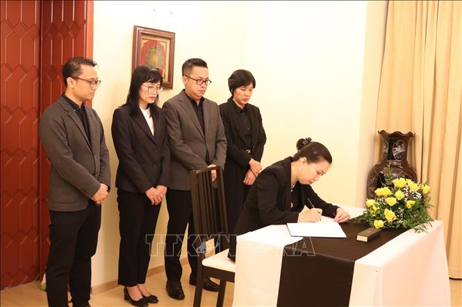 Thứ trưởng Bộ Ngoại giao, Chủ nhiệm Ủy ban Nhà nước về người Việt Nam ở nước ngoài Lê Thị Thu Hằng ghi sổ tang. Ảnh: Ngọc Biên - PV TTXVN tại CH Séc