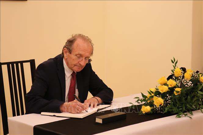 Chủ tịch Phòng Thương mại và Công nghiệp Séc-Việt Vaclav Aubrecht ghi sổ tang. Ảnh: Ngọc Biên – PV TTXVN tại CH Séc