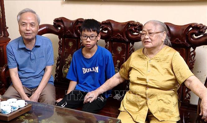 Năm 2023, gia đình bà Hồ Thị Lý đã nhận đỡ đầu 2 cháu cùng phố có hoàn cảnh khó khăn với số tiền 18 triệu đồng/năm đến khi các cháu học hết cấp 3. Ảnh: Thùy Dung - TTXVN