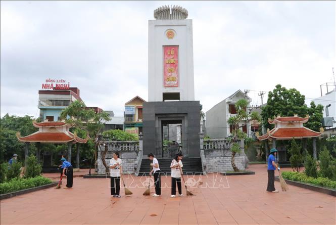 Đài tưởng niệm liệt sỹ phường Tân Thành, thành phố Ninh Bình, khang trang, sạch đẹp hơn nhờ sự ủng hộ, hỗ trợ của bà Hồ Thị Lý. Ảnh: Thùy Dung - TTXVN