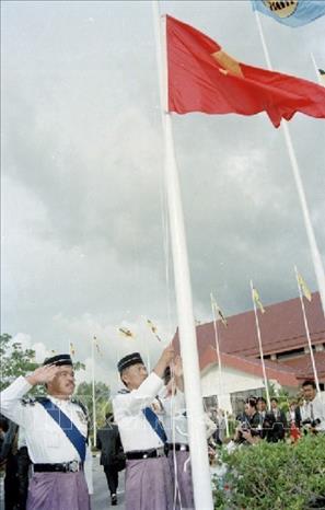 Nghi thức thượng cờ tại Lễ kết nạp Việt Nam là thành viên chính thức thứ bảy của Hiệp hội các Quốc gia Đông Nam Á (ASEAN), chiều 28/7/1995, tại Thủ đô Bandar Seri Begawan (Brunei). Ảnh: Trần Sơn – TTXVN