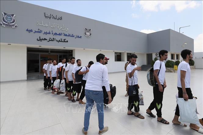 Người di cư rời Văn phòng Trục xuất của Cục Kiểm soát Nhập cư Bất hợp pháp Libya ở Tripoli ngày 25/7/2024. Ảnh: THX/TTXVN