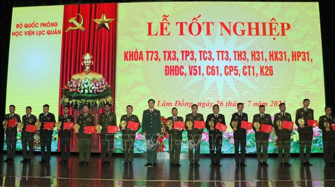 Thiếu tướng Trần Danh Khải, Chính ủy Học viện Lục quân trao Bằng tốt nghiệp cho các học viên quốc tế. Ảnh: Chu Quốc Hùng - TTXVN