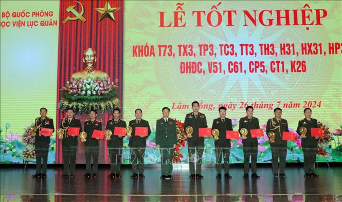 Thiếu tướng, Tiến sĩ Đỗ Minh Xương, Giám đốc Học viện Lục quân trao Bằng tốt nghiệp cho các học viên quốc tế. Ảnh: Chu Quốc Hùng - TTXVN