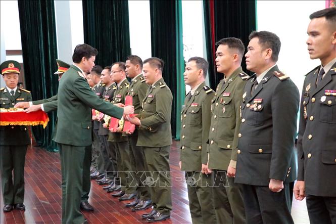 Thiếu tướng Trần Danh Khải, Chính ủy Học viện Lục quân trao Bằng tốt nghiệp cho các học viên quốc tế. Ảnh: Chu Quốc Hùng - TTXVN