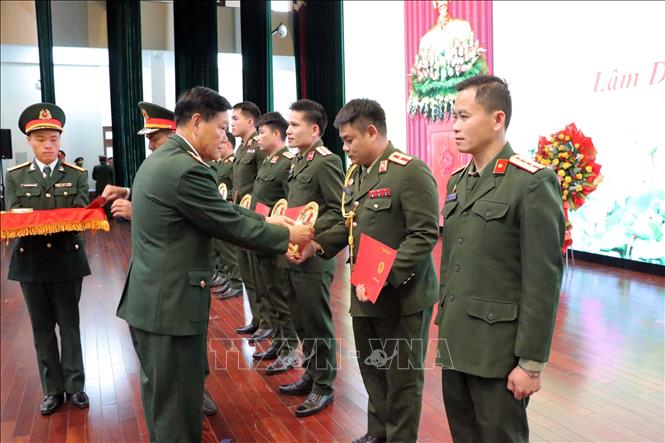 Thiếu tướng, Tiến sĩ Đỗ Minh Xương, Giám đốc Học viện Lục quân trao Bằng tốt nghiệp cho các học viên quốc tế. Ảnh: Chu Quốc Hùng - TTXVN