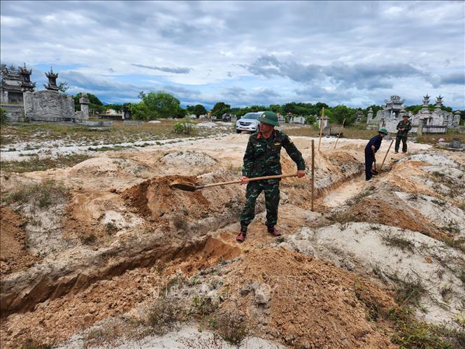 Không kể nắng mưa, Đội quy tập 192 triển khai tìm kiếm ngay khi có thông tin về mộ liệt sĩ. Ảnh: Mai Trang - TTXVN