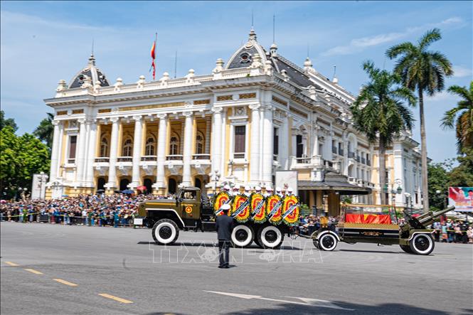 Party Leader Nguyen Phu Trong's hearse passes through the August Revolution Square. VNA Photo