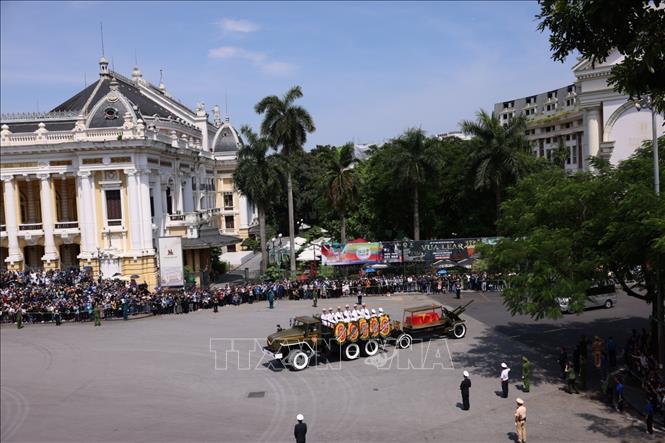 Party Leader Nguyen Phu Trong's hearse passes through the August Revolution Square. VNA Photo