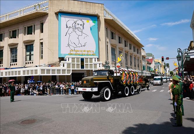 Party Leader Nguyen Phu Trong's hearse passes through Trang Tien street. VNA Photo