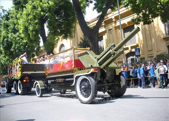 Party Leader Nguyen Phu Trong's hearse passes through Le Thanh Tong street. VNA Photo