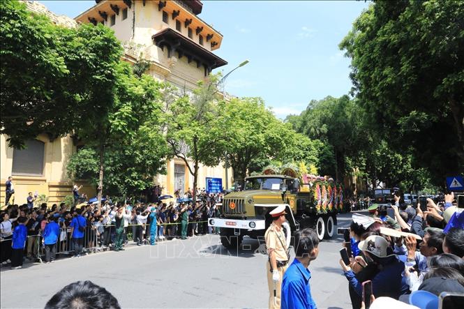 Party Leader Nguyen Phu Trong's hearse passes through Le Thanh Tong street. VNA Photo