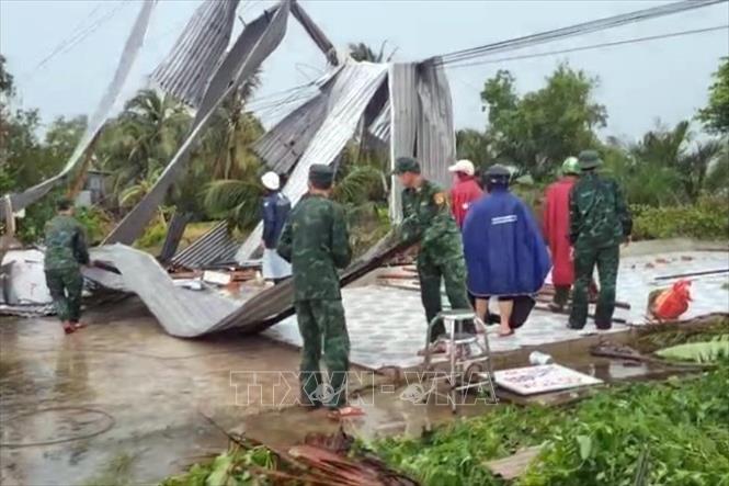 Chính quyền địa phương phối hợp các lực lượng chức năng giúp người dân khắc phục hậu quả sau thiên tai. Ảnh: TTXVN phát