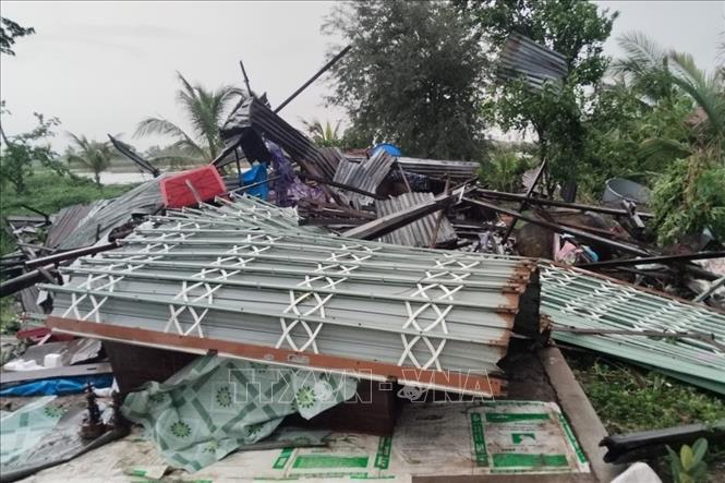Một căn nhà bị sập do dông lốc. Ảnh: TTXVN phát