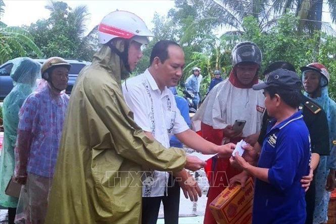 Lãnh đạo UBND huyện U Minh thăm hỏi, hỗ trợ người dân bị thiệt hại do thiên tai gây ra. Ảnh: TTXVN phát