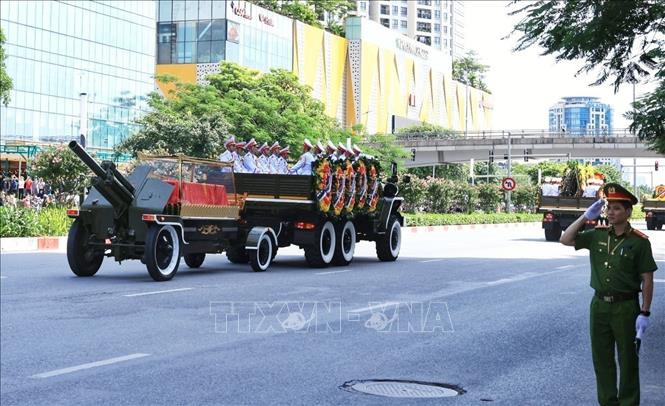 Party leader Nguyen Phu Trong's hearse passes through Tran Duy Hung street. VNA Photo