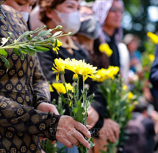 People pick the best flowers to pay last respects to Party General Secretary Nguyen Phu Trong. VNA Photo