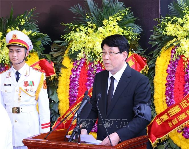 Đồng chí Lương Cường, Ủy viên Bộ Chính trị, Thường trực Ban Bí thư, Trưởng Ban Tổ chức Lễ tang phát biểu. Ảnh: TTXVN  