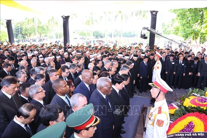 Các đồng chí lãnh đạo, nguyên lãnh đạo Đảng, Nhà nước, đại biểu trong nước và quốc tế dự Lễ an táng Tổng Bí thư Nguyễn Phú Trọng. Ảnh: TTXVN