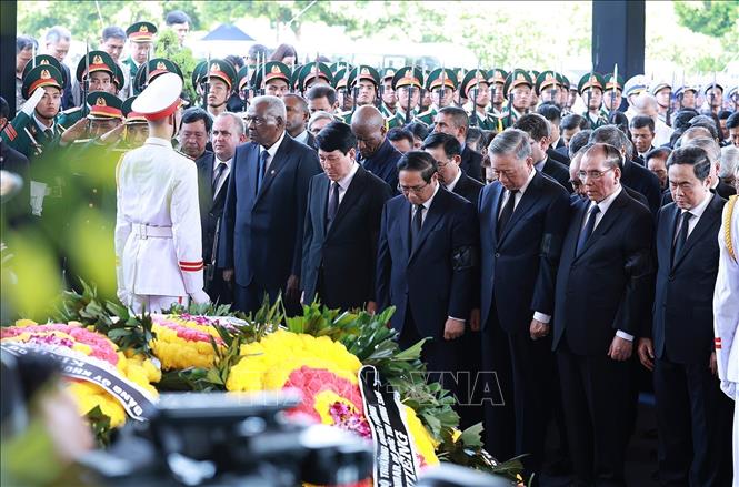 Incumbent and former Party and State leaders and delegates pay their last tributes to Party General Secretary Nguyen Phu Trong. VNA Photo