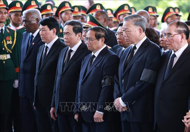 Incumbent and former Party and State leaders and delegates pay their last tributes to Party General Secretary Nguyen Phu Trong. VNA Photo