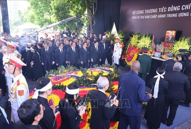 Mouners pay their last tributes to Party General Secretary Nguyen Phu Trong. VNA Photo