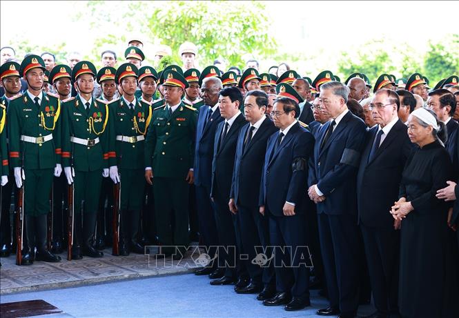 Các đồng chí lãnh đạo, nguyên lãnh đạo Đảng, Nhà nước, đại biểu trong nước và quốc tế mặc niệm Tổng Bí thư Nguyễn Phú Trọng. Ảnh: TTXVN