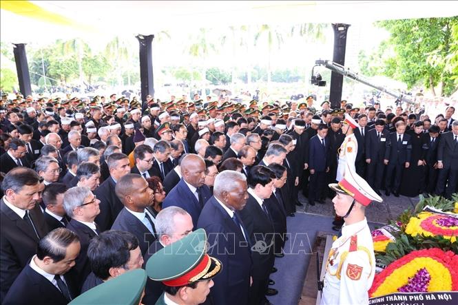 Mouners pay their last tributes to Party General Secretary Nguyen Phu Trong. VNA Photo