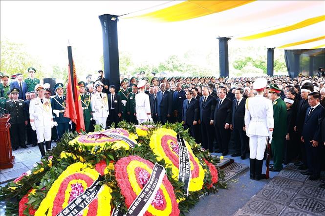 Incumbent and former Party and State leaders and delegates pay their last tributes to Party General Secretary Nguyen Phu Trong. VNA Photo