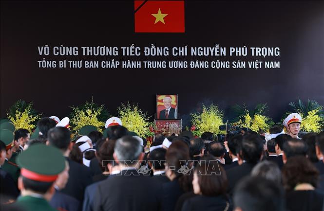 Mouners pay their last tributes to Party General Secretary Nguyen Phu Trong at the burial service. VNA 