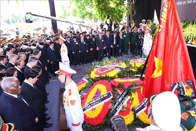 Các đồng chí lãnh đạo, nguyên lãnh đạo Đảng, Nhà nước, đại biểu trong nước và quốc tế mặc niệm Tổng Bí thư Nguyễn Phú Trọng. Ảnh: TTXVN