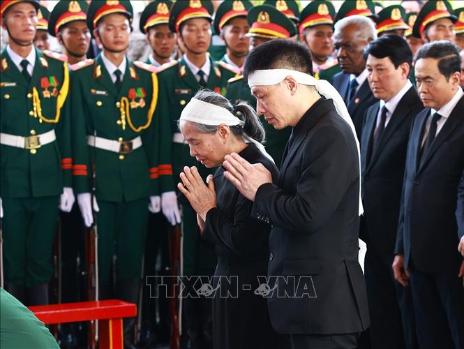 Party General Secretary Nguyen Phu Trong’s family pay their last tribute to the Party leader. VNA Photo