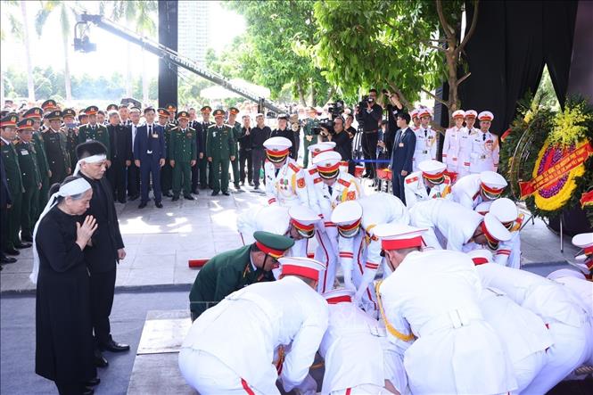 Đội nghi lễ tiến hành hạ huyệt linh cữu Tổng Bí thư Nguyễn Phú Trọng. Ảnh: TTXVN  