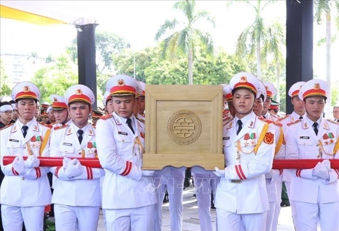 Honour guards carry the coffin up to the grave site. VNA Photo