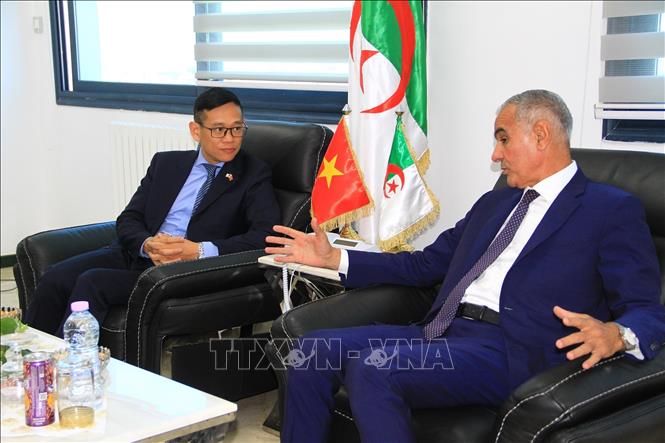 Tỉnh trưởng tỉnh Bordj Bou Arreridj (Algeria), ông Kamel Nouicer, tiếp đại sứ Trần Quốc Khánh. Ảnh: Trung Khánh - PV TTXVN tại Algeria