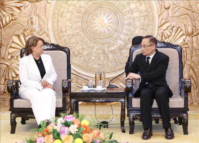 Chairman of the CPVCC's Commission for External Relations Le Hoai Trung and Secretary of the MIU Party's Central Committee and head of its International Department Marthe Pevez. VNA Photo: Phương Hoa 