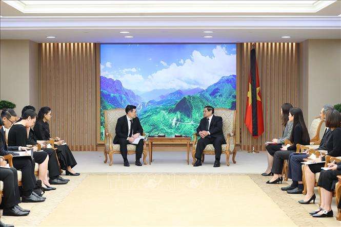 Prime Minister Pham Minh Chinh receives Minister Jakkapong Sangmanee. VNA Photo: Dương Giang