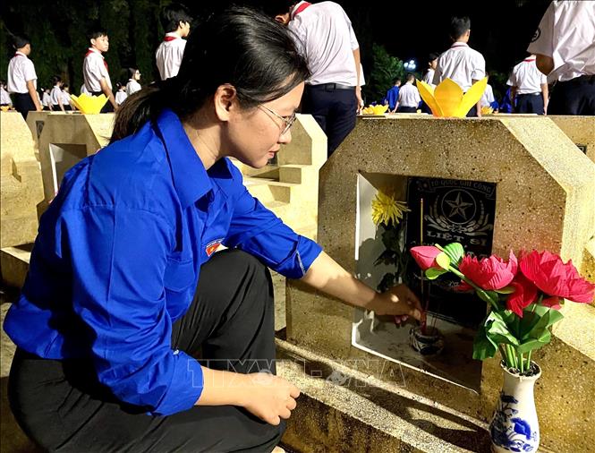 Đoàn viên dâng hương tri ân các Anh hùng liệt sĩ. Ảnh: Lê Phước Ngọc - TTXVN