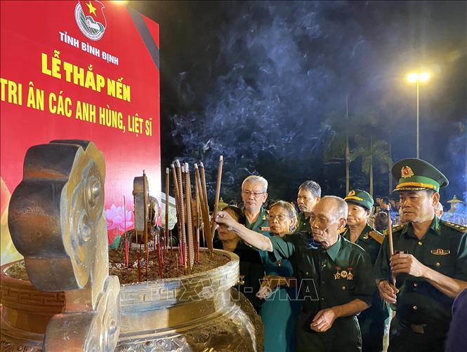 Cựu chiến binh, cựu thanh niên xung phong dâng hương tại Đài tưởng niệm Nghĩa trang Liệt sĩ thành phố Quy Nhơn. Ảnh: Lê Phước Ngọc - TTXVN