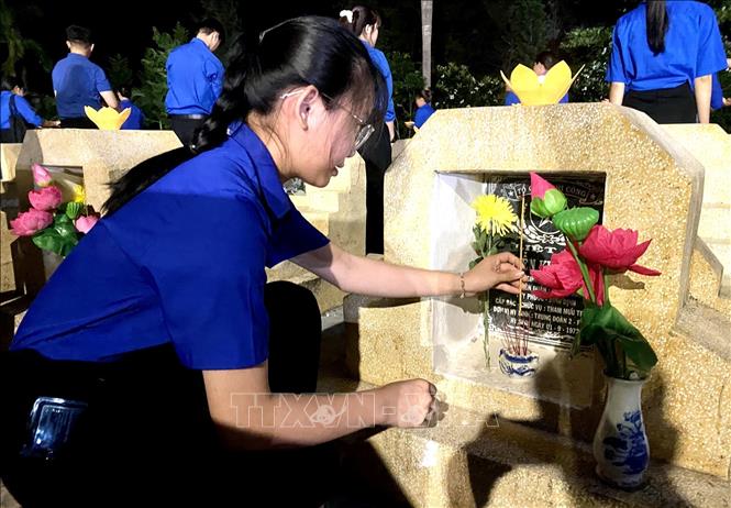 Đoàn viên dâng hương tri ân các Anh hùng liệt sĩ. Ảnh: Lê Phước Ngọc - TTXVN
