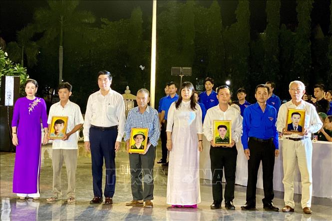 Trao di ảnh các liệt sĩ cho gia đình thân nhân liệt sĩ. Ảnh: Lê Phước Ngọc - TTXVN