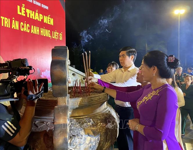 Lãnh đạo tỉnh Bình Định thắp hương tại Đài tưởng niệm Nghĩa trang Liệt sĩ thành phố Quy Nhơn. Ảnh: Lê Phước Ngọc - TTXVN