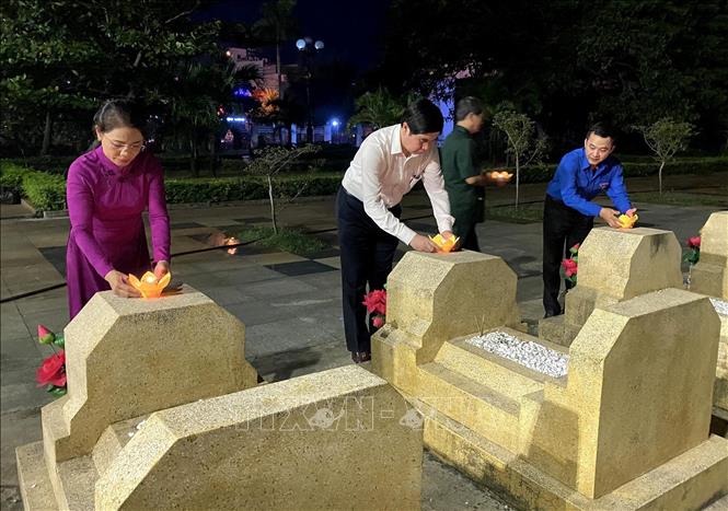 Thắp nến tưởng niệm các Anh hùng liệt sĩ. Ảnh: Lê Phước Ngọc - TTXVN
