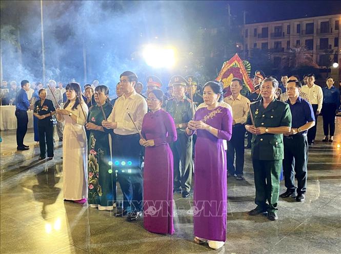 Lãnh đạo tỉnh Bình Định thắp hương tại Đài tưởng niệm Nghĩa trang Liệt sĩ thành phố Quy Nhơn. Ảnh: Lê Phước Ngọc - TTXVN