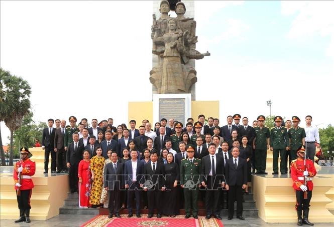 The Vietnamese delegation at the monument. VNA Photo