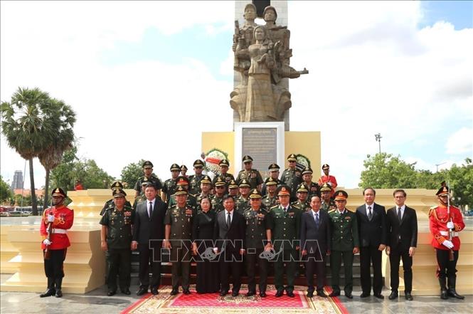 The leadership of the Vietnamese Embassy and the Cambodian delegation at the monument. VNA Photo