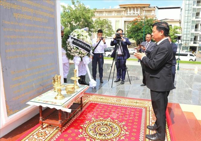 Ambassador Nguyen Huy Tang offers incense at the monument. VNA Photo