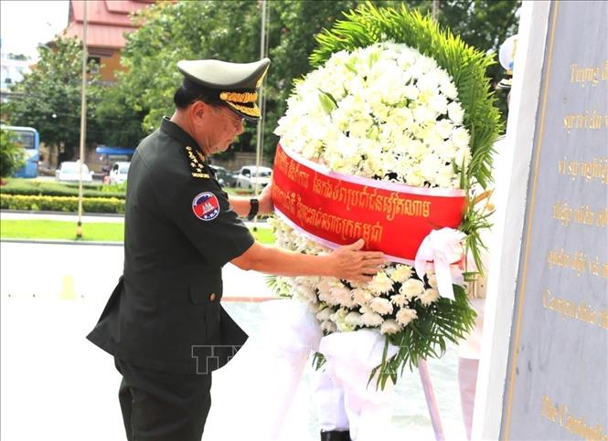 Gen. Yun Min, Secretary of State of the Cambodian Ministry of National Defense lays wreath at the monument. VNA Photo