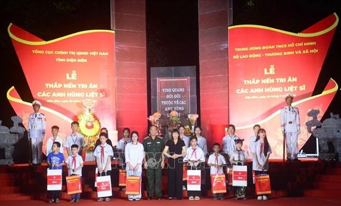 Ban Tô chức chương trình trao quà cho các em có hoàn cảnh khó khăn trên địa bàn tỉnh Điện Biên. Ảnh: Phan Quân - TTXVN